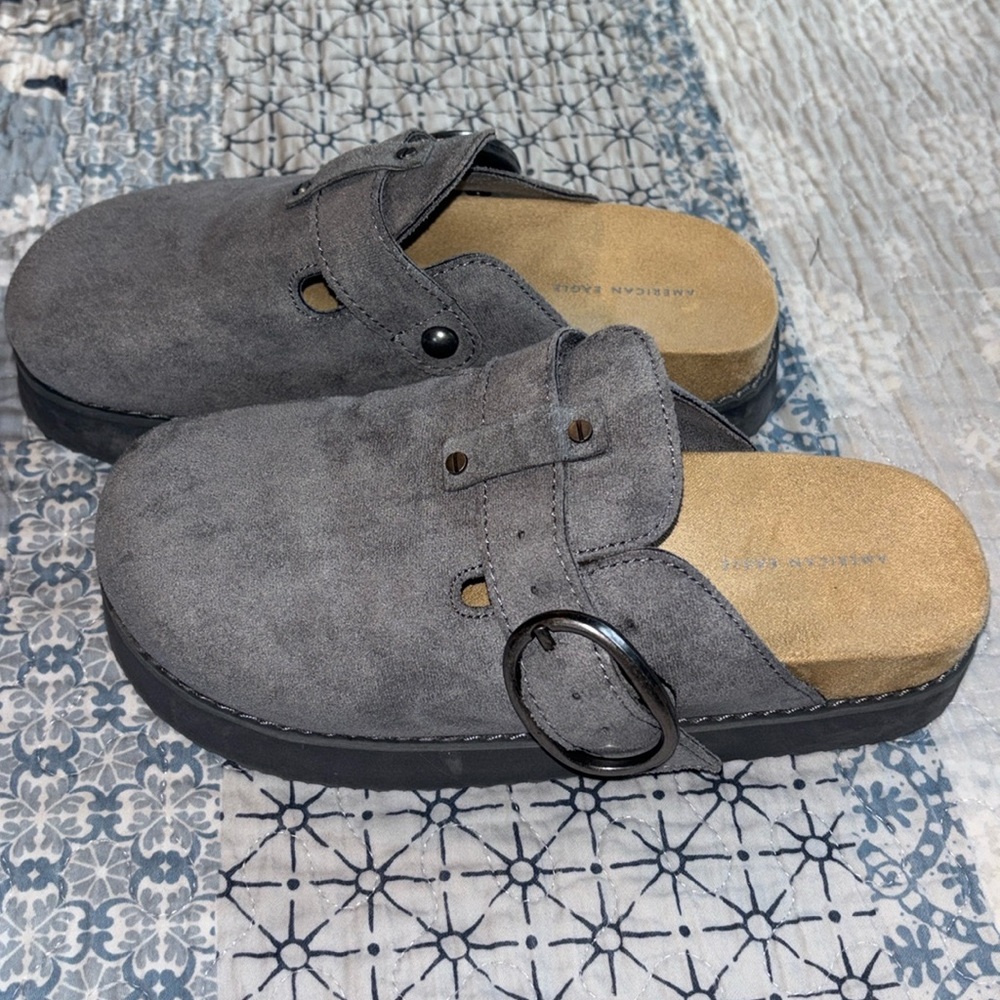 American Eagle size 6 clogs bnwt